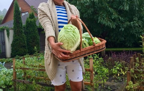 Пора собирать капусту. Королевская последовала примеру дедушки Азарова