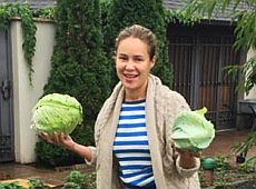 Королевська у гумі від "Burberry" похвалилася капустою та борщем. ФОТО