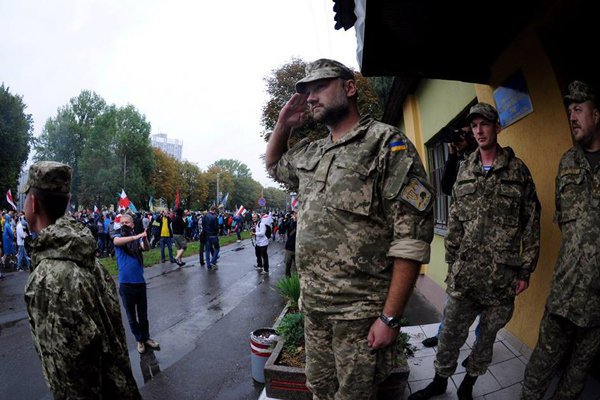 Український бойовий офіцер віддав честь параду футбольних фанів у Львові (фотофакт)