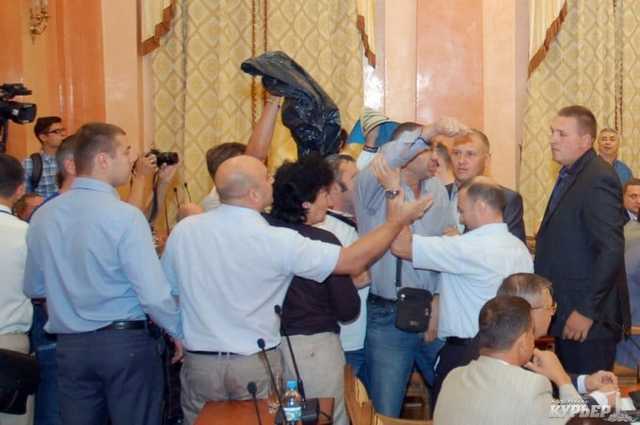 В Одесском горсовете драка: депутаты не захотели признать Россию агрессором