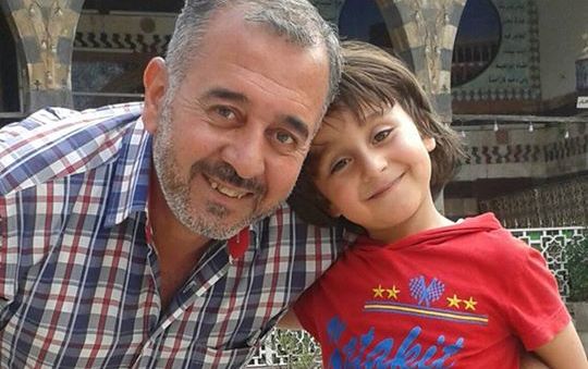 Мигрант, сбитый с ног оператором, оказался известным футбольным тренером