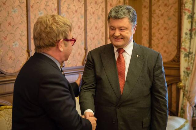 Порошенко подарил Элтону Джону футболку с изображением Савченко, Сенцова и Кольченко