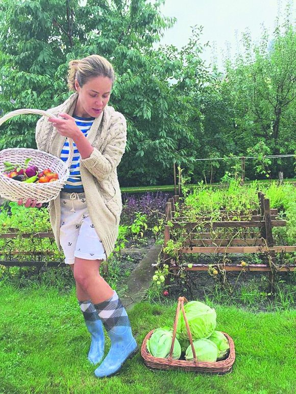 Наталия Королевская показала выращенную ею капусту