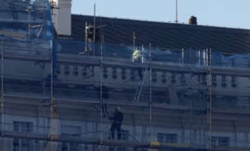 Над резиденцией президента Чехии вместо флага развевались гигантские красные трусы