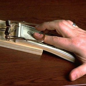 Госисполнитель спрятал взятку в туалете. Суд оценил.