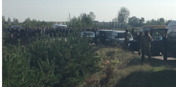 На Волыни обострилась янтарная война: неизвестные в масках окружили копанки (+видео)