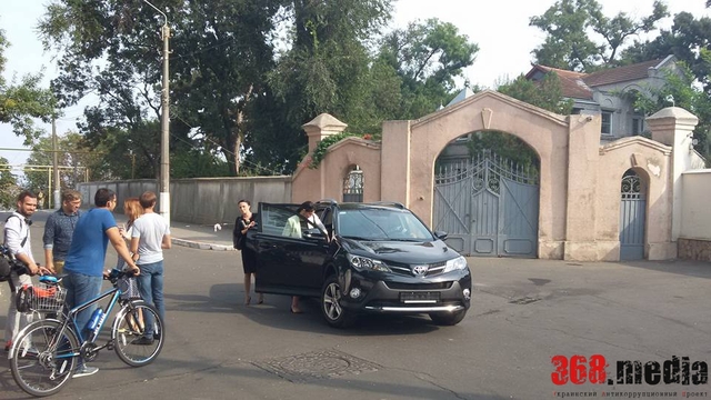 РАБОТНИКИ ОДЕССКОЙ ОБЛАДМИНИСТРАЦИИ НАРУШАЮТ ПРАВИЛА НА ГЛАЗАХ У ПОЛИЦИИ (ФОТО)