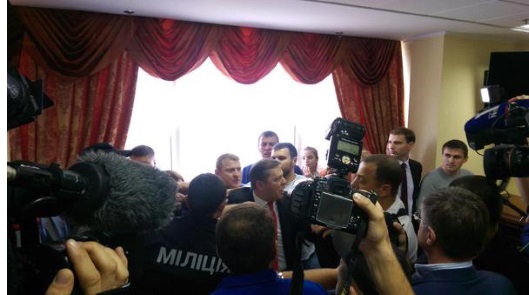 «В тюрьме будете сидеть, гниды»: Ляшко набросился с кулаками на прокуроров