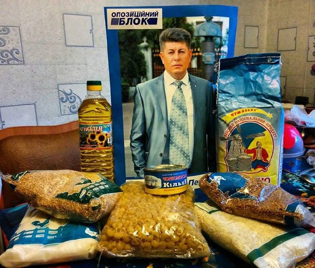 Николаевский «оппозиционер» подкармливает избирателей наполовину просроченными пайками с мукой