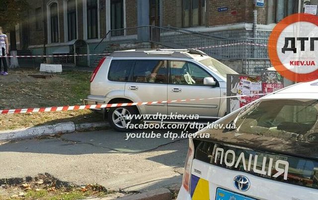 В Киеве водитель иномарки вылетел на тротуар и сбил троих детей