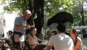 Нардеп от "Свободы" подрабатывает официантом в кафе