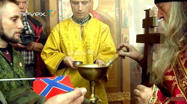 Священик РПЦ в Петербурзі «освятив» військову амуніцію для бойовиків «ДНР» (ВІДЕО)