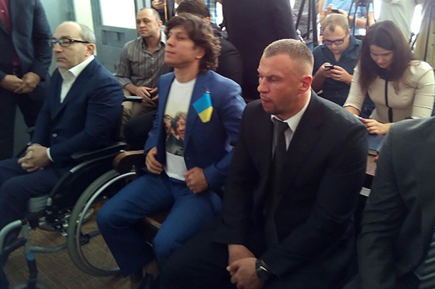 В Полтаве снова судят Кернеса: активисты принесли куклы мэра