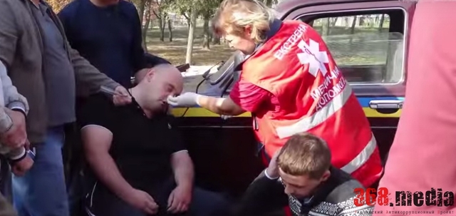 ПОЛТАВСКИЙ ГАИШНИК УПАЛ В ОБМОРОК ПОСЛЕ ВЗЯТКИ В ТЫСЯЧУ ГРИВЕН (ВИДЕО)