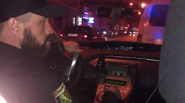 В Харькове девушка пыталась сбежать от полиции с человеком на капоте (видео)