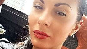 Красуня-коп прийшла на телебачення з дуже відвертим декольте