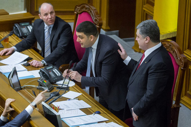 Порошенко и Гройсман отложили на будущее скандальный закон о валютных кредитах