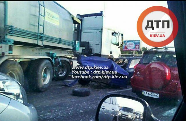 МАСШТАБНОЕ ДТП В КИЕВЕ: НА СТОЛИЧНОМ ШОССЕ СТОЛКНУЛИСЬ БЕНЗОВОЗ И ДВЕ ЛЕГКОВУШКИ