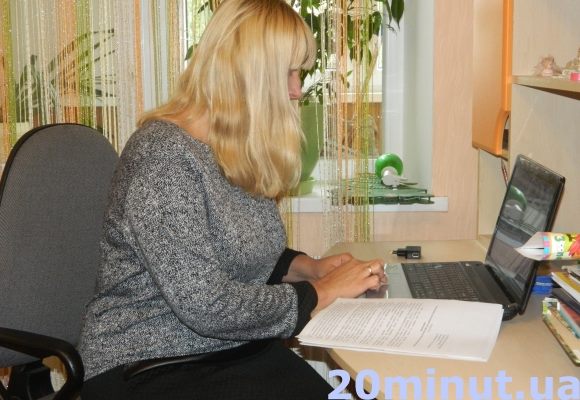 В ТЕРНОПОЛЕ ПОДПАДАЮЩАЯ ПОД СОКРАЩЕНИЕ ПРОКУРОР ГРИЦЕНЮК РАЗДУВАЕТ "КАДРОВЫЙ СКАНДАЛ" И НАМЕКАЕТ, ЧТО КУПИТЬ ДОЛЖНОСТЬ В "ОБНОВЛЕННОЙ ПРОКУРАТУРЕ" МОЖНО ЗА НЕСКОЛЬКО ТЫСЯЧ ДОЛЛАРОВ