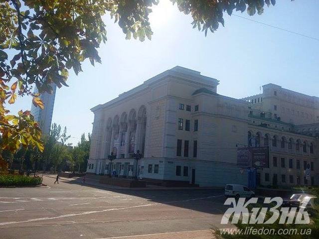 Со здания ДонОГА исчезли флаги ДНР: опубликованы фото