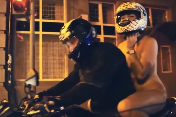 Девушки в России все чаще катаются на мотоцикле голышом