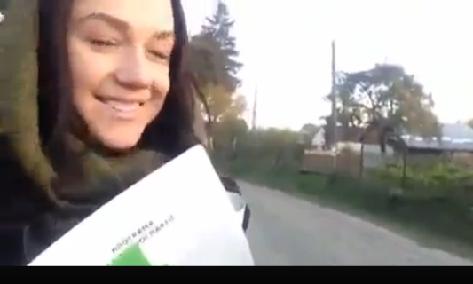 Сільський гламур: як 20-річна кандидат в депутати Львівської облради агітує за себе (Відео)