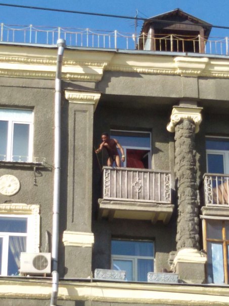 В Харькове голый афроамериканец устроил шоу на одной из центральных улиц