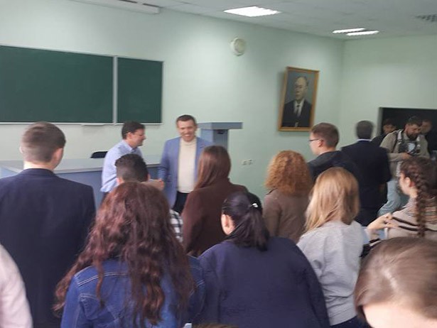 Кандидат в мери Одеси від Саакашвілі похизувався перед студентами в компанії Ківалова