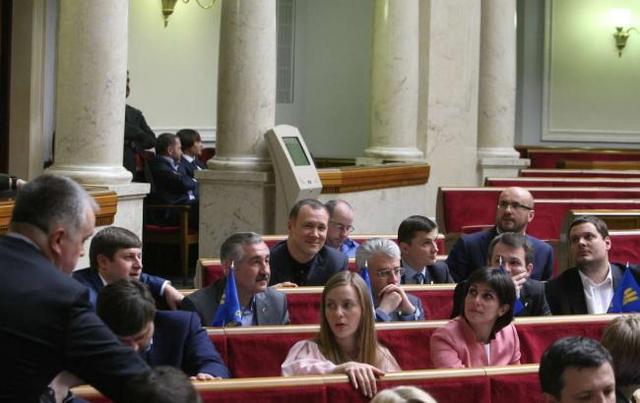 Рада хочет обязать трудовых мигрантов платить налоги в госбюджет