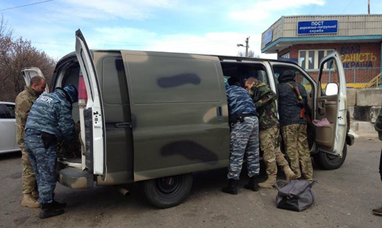 Волонтер рассказал, как над ним издевались сотрудники Беркута на блок-посту