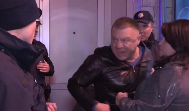 Киевлянин «отметил» День рождения дракой с полицейскими (видео)