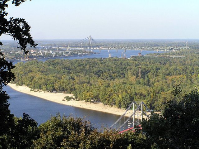Журналісти з’ясували, хто з київських депутатів незаконно забудовує Труханів острів (Відео)