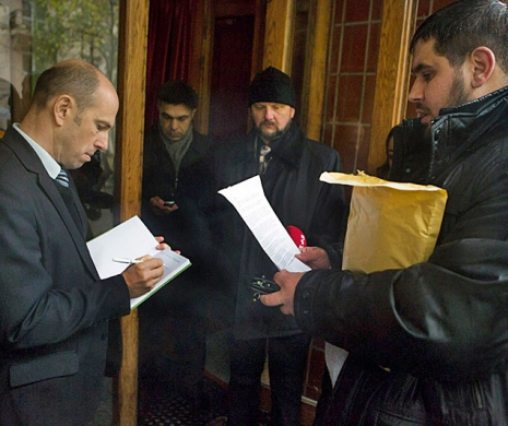 Маріупольські волонтери на знак протесту повернули свої нагороди Порошенку (фото)