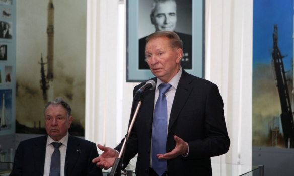 Вилкул не на словах, а на деле старается помочь "ЮЖМАШу", - Кучма