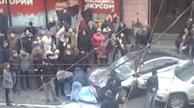 В России автомобиль передавил людей на остановке (видео)