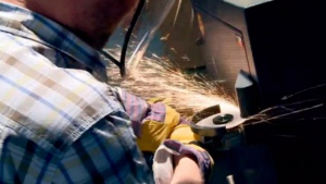 В Киеве на участке Порошенко сейф пришлось открывать болгаркой