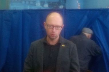 Яценюк приехал голосовать без жены и рассказал, что самое сложное на выборах