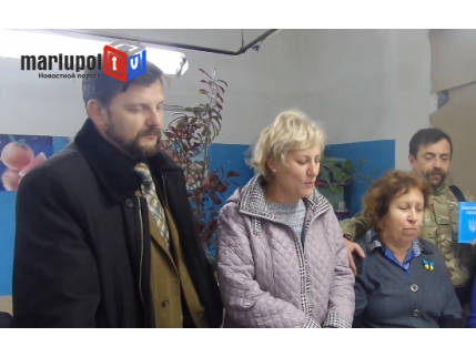 В ожидании решения ЦИК в мариупольском избиркоме поют песни о выборах