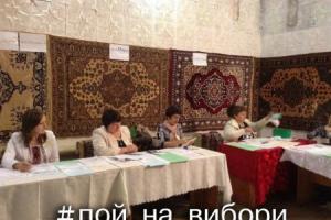 Пользователи соцсетей бурно обсуждают "ковровый" избирательный участок на Закарпатье