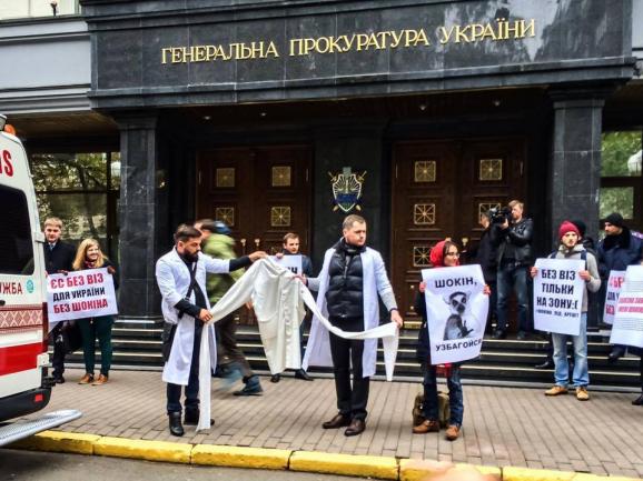 Фотофакт: Шокіну принесли гамівну сорочку