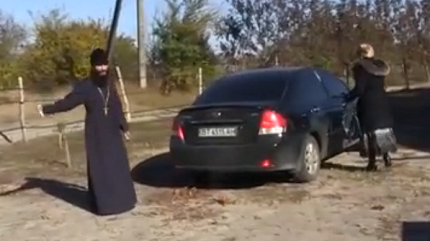 Поп УПЦ МП избил прихожан, требовавших отчета о растрате пожертвований на храм (+видео)