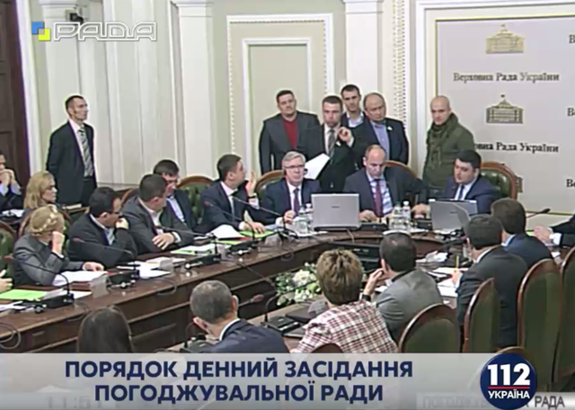МВД на заседании Согласительного совета пыталось вручить повестку Новинскому, Гройсман попросил правоохранителей удалиться