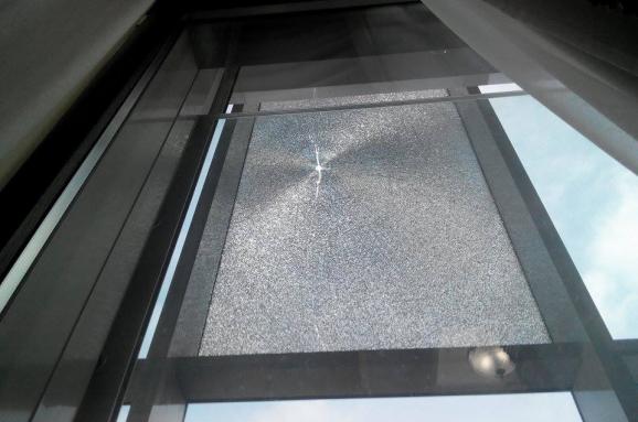 Як виглядає вікно у кабінеті Шокіна після пострілу снайпера