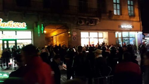У центрі Львова виникла масова бійка за участю шведських фанатів