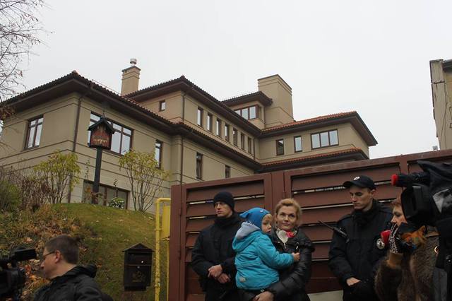 Садовий вислав до розлючених протестувальників дружину з дитиною (ВІДЕО)