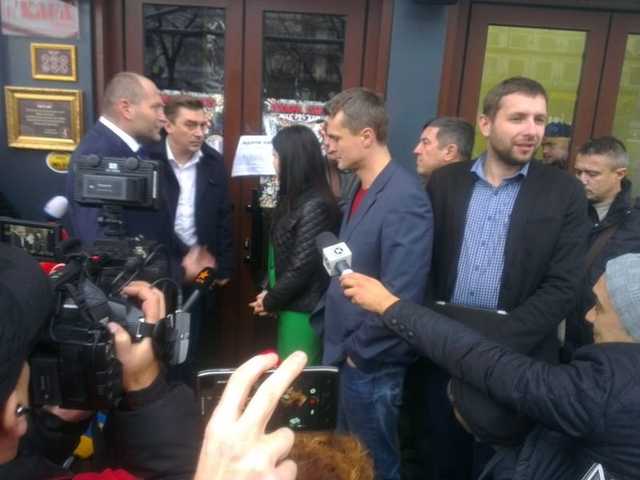 Нардепы пришли на "разборки" в скандальное кафе в Доме профсоюзов: опубликованы фото