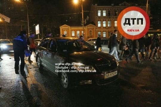В Киеве девушку сбили и переехали на пешеходном переходе
