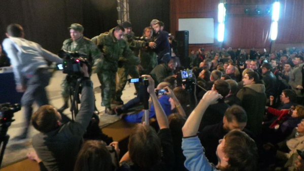 В Харькове во время общественных слушаний по вопросам декоммунизации начались потасовки (фото)