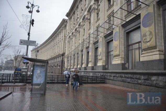 На Институтской людей не пускали к кресту на месте гибели майдановцев