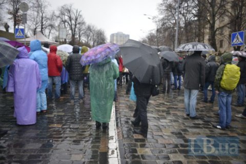 На Майдане в Киеве активисты прорвались через ограду и сорвали концерт